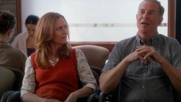 La camisa de seda kooples White Bird Avian & Floral-Print usada por Maya (Diane Farr) en Splitting Up Together (S02E06)
