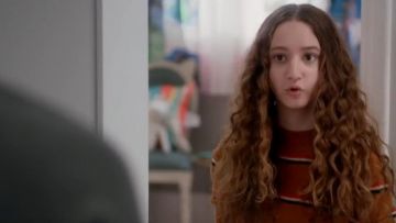Free People Way Back Mock Neck Sweater usado por Mae (Olivia Keville) en Splitting Up Together (S01E06)