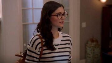 Madewell Cachemire Sweat-shirt à Rayure porté par le Lisa d'Apple (Monica Barbaro) en divisant Ensemble (S01E05)