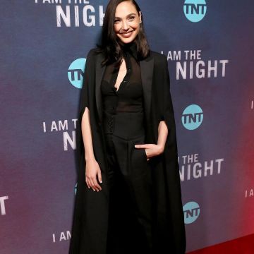 Haut Lieu d'un Pantalon Noir porté par le Gal Gadot à la "je suis la nuit" Premiere