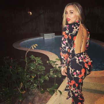 El vestido largo Rixo de Jade Thirlwall en su cuenta de Instagram @jadethirlwall