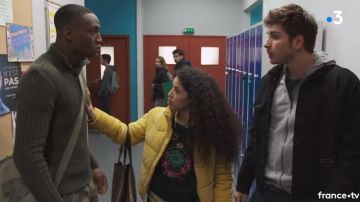 The down Jacket in velvet Yellow of Mila in the Most beautiful life S15E3719