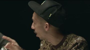 The pin's Rick (Rick & Morty) Bigflo in the clip is that of the rap by Bigflo & Oli feat. Soprano, Black M