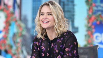 Vestido plisado estampado de Maje usado por Sara Haines en Good Morning America
