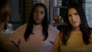 Le pull rose Rag & Bone de Michaela Pratt (Aja Naomi King) dans Murder S05E10