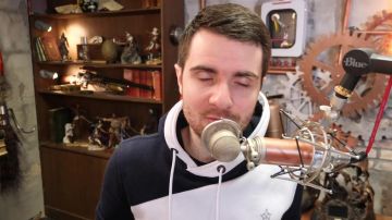 Le convecteur temporel de Retour vers le futur de Amixem dans sa video YouTube ESSAYEZ DE NE PAS REGARDER CHALLENGE ! #2
