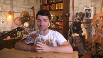 L'horloge à mécanisme à rouages engrenages de Amixem dans sa video YouTube LE CADEAU D'ABONNÉ LE PLUS INCROYABLE !