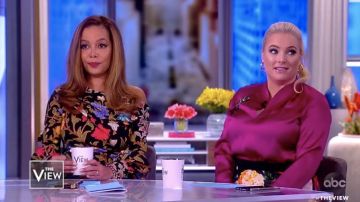 Elie Tahari Judith Blusa de seda rosa usada por Meghan McCain en The View