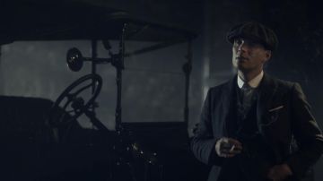 Le costume en tweed gris de Thomas Shelby (Cillian Murphy) dans Peaky Blinders (Season 01 Episode 03)