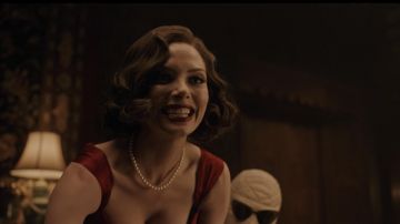 The necklace of white pearls of Elasti-Girl (April Bowlby) in Titans S01E04