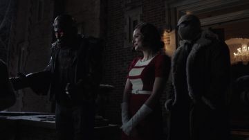 The white gloves of Rita Farr (April Bowlby) in Titans S01E04