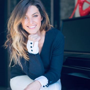 La camisa elegante de puños de suéter de cuello en V de Laëtitia Milot en la cuenta de instagram de @laetitiamilotofficiel