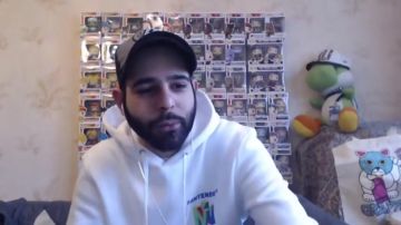 Kofi Kingston WWE's Funko Pop figure de Catch Club en su Video YouTuube Podcast CatchClub EP 01: On the Road to The Royal Rumble!