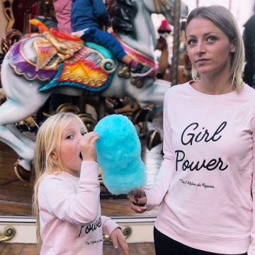 The Sweat children embroidered "Girl Power" of the daughter of Roxane on the account instagram @roxane.lmp