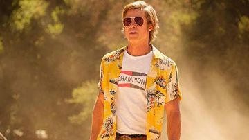 Champion Vintage Logo T-Shirt porté par Cliff Booth (Brad Pitt) dans les tenues de film Once Upon a Time in Hollywood