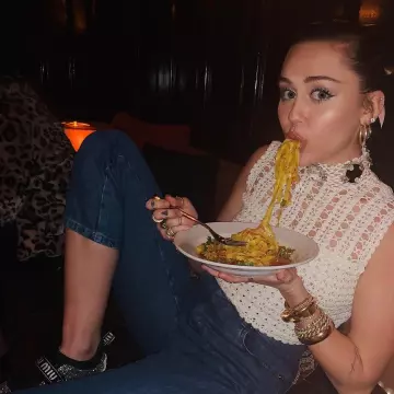 Les baskets pailletées Miu Miu de Miley Cyrus sur le compte instagram de @mileycyrus