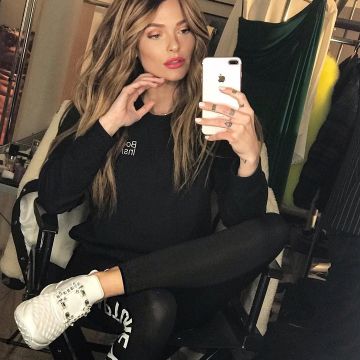 Caroline Receveur's Viv' Run Rhinestone Buckle Sneakers en la cuenta de Instagram de @carolinereceveur