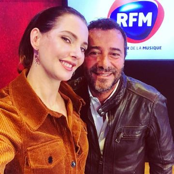 Camisa de terciopelo marrón de Frédérique Bel en la cuenta de Instagram de @frederiquebel_