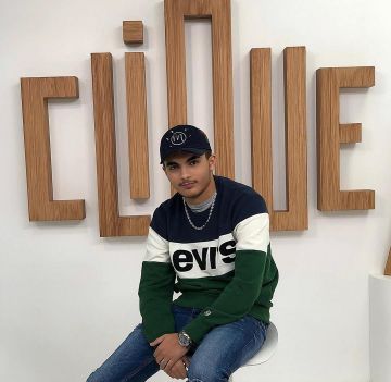 The sweatshirt Levi's of RK on his account Instagram @Rkofficiel_77