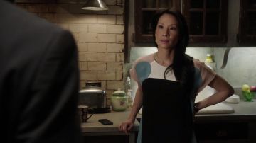 La robe 'Otis' par Rebecca Minkoff portée par le Dr. Joan Watson (Lucy Liu) dans Elementary S02E09