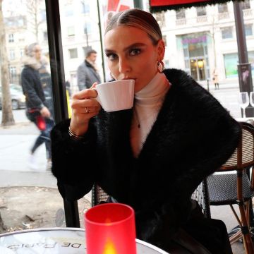 Abrigo Faux Fur Wrap Around usado por Perrie Edwards en la cuenta de Instagram @perrieedwards