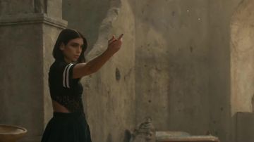 Camiseta atlética Hybrid Top con encaje usada por Dua Lipa en Swan Song (De Alita: Battle Angel) video clip