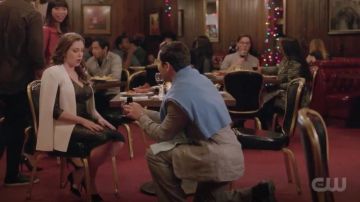 BCBGMAXAZRIA Upas Cap porté par Rebecca Tas (Rachel Bloom) dans Crazy Ex-petite Amie S04E11