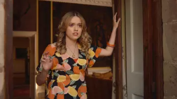 Ai­mee Gibbs' (Ai­mee Lou Wood) citrus blouse by & Other Stories as seen in Sex Edu­ca­tion S01E05