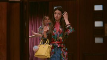 Kimono multicolor impreso de Ruby (Mimi Keene) como se ve en Sex Education S01E05
