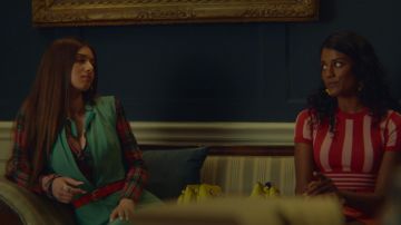 La parte superior de tartán rojo de Ruby (Mimi Keene) como se ve en Sex Education S01E05