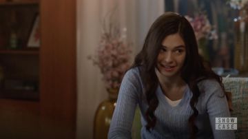 El pequeño jersey azul retorcido Tommy Hilfiger de Nia Nal (Nicole Maines) en Supergirl S04E11