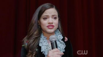 Chaqueta de terciopelo floral Alice + Olivia de Maggie Vera (Sarah Jeffery) en Charmed S01E11