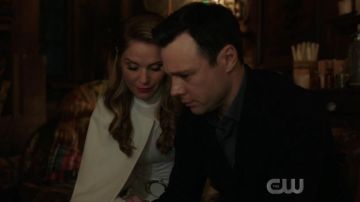 Chaqueta de capa blanca de Charity (Virginia Williams) bcbgmaxazria en Charmed S01E11