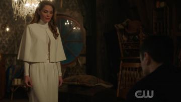 Los pantalones blancos anchos y fluidos que usa Charity (Virginia Williams) en Charmed S01E11