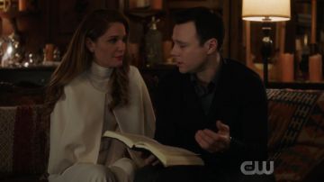 Top blanco de cuello tortuga de manga larga de Charity (Virginia Williams) en Charmed S01E11