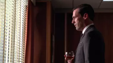 Le verre à whisky de Don Draper (Jon Hamm) dans Mad Men S03E13