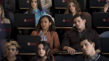 BCBGMAXAZRIA Hansen Faux Suede Jacket usada por Caitlin Martell-Lewis (Sydney Park) en Pretty Little Liars: The Perfectionists S01E01