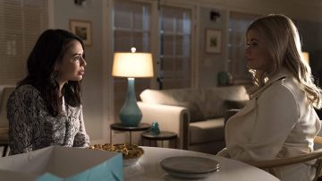 Blusa de seda con estampado de serpiente Joie Romona usada por Mona Vanderwaal (Janel Parrish) en Pretty Little Liars: The Perfectionists S01E01