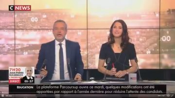 El vestido de manga corta con superposiciones de Clélie Mathias en Cnews el 22/01/2019