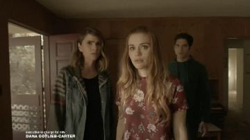 The dress bordeaux flowers Lush of Lydia Martin (Holland Roden) in Teen Wolf S06E06