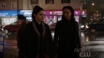 La capa negra con estampado rojo alexander mcQueen de Mel Vera (Melonie Diaz) en Charmed S01E11