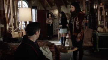 The black pants oversize Express carried by Macy Vaughn (Madeleine Mantock) in Charmed S01E11