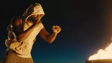 La sudadera blanca rasgada usada por Adonis Johnson (Michael B. Jordan) en Creed II