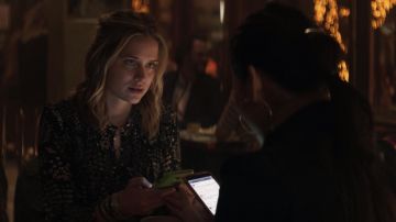 Blusa de volantes con estampado negro usada por Guinevere Beck (Elizabeth Lail) en YOU S01E08