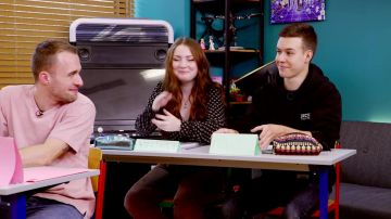 La camiseta rosa de Squeezie en su video L'académie des cancres feat. Seb, Luciérnaga, Théo Bernard