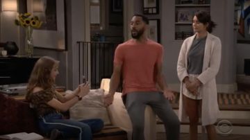 L'Agence Solana, Haut-Lieu Bande Latérale de Jeans pattes porté par Shannon (Odessa Adlon) en Fam S01E04