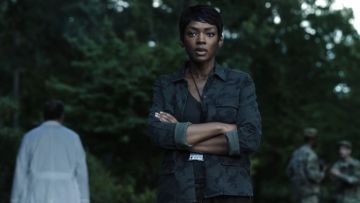 Chaqueta militar de James Perse usada por el Dr. Mayor Nichole Sykes (Caroline Chikezie) en The Passage S01E03