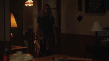 Urban Outfitters Eli Parfait Bouton Bas Chemise de Flanelle porté par Shauna Babcock (Brianne Howey), dans Le Passage S01E03