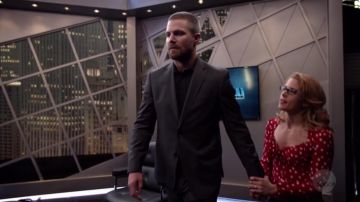 La blusa roja de lunares Intermix usada por Felicity Smoak (Emily Bett Rickards) en Arrow S07E11