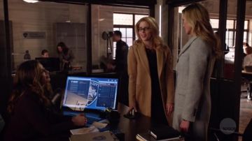 The coat beige Zara of Felicity Smoak (Emily Bett Rickards) in Arrow S07E11